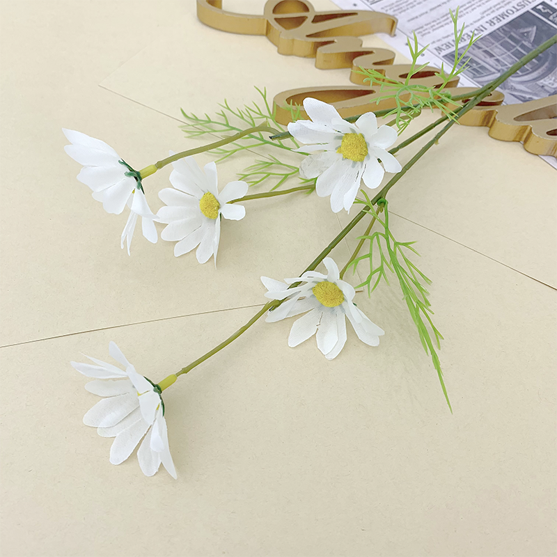 Farmhouse faux daisy table decoration