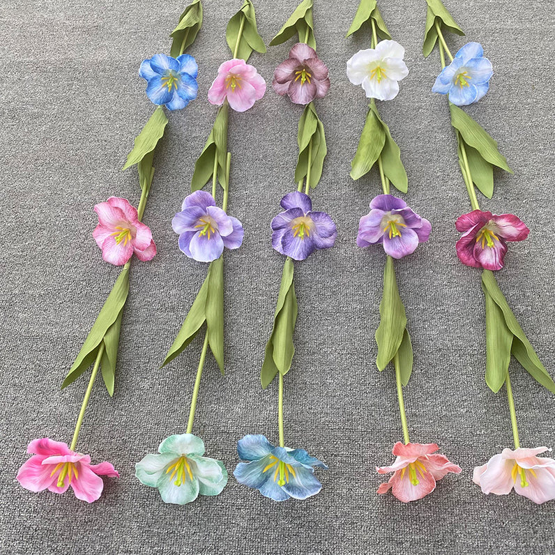 pastel‑pink‑purple‑fake‑tulip‑bloom‑with‑green‑leaves