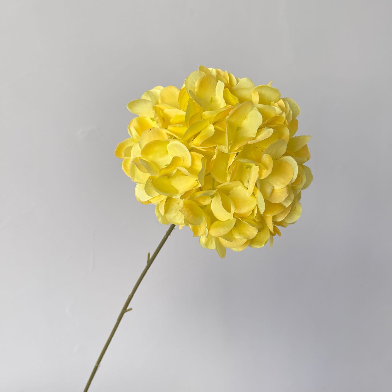boho‑style‑faux‑hydrangea‑stems‑interior‑vase‑styling