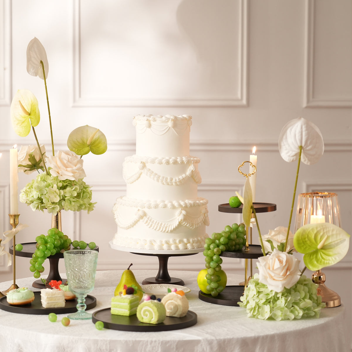 Light green hydrangea paired with blush cream rose table arrangement