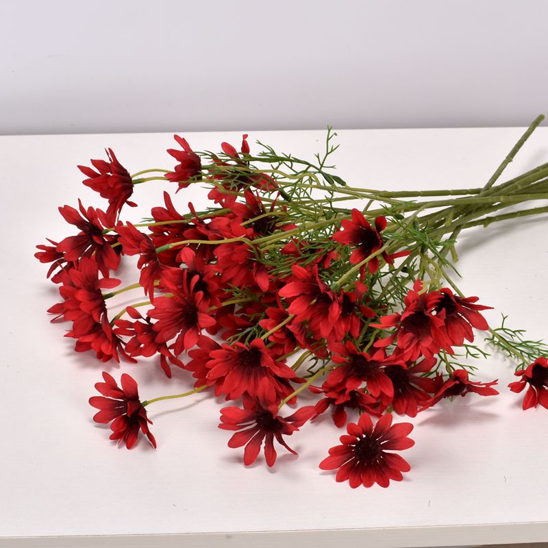Minimalist faux daisy table centerpiece