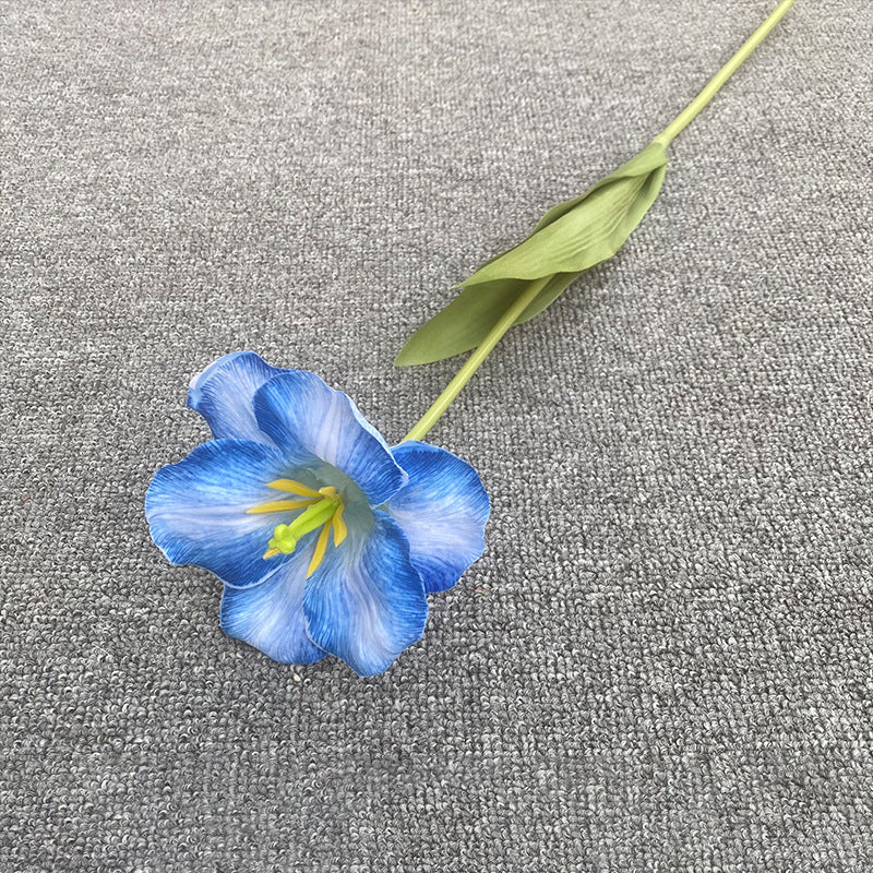 white‑fake‑tulip‑bloom‑branch‑home‑table‑arrangement