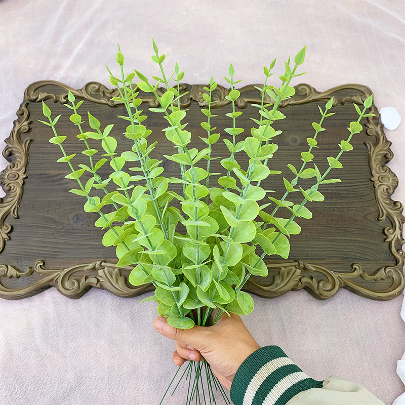 gold_metallic_eucalyptus_stem_bouquet
