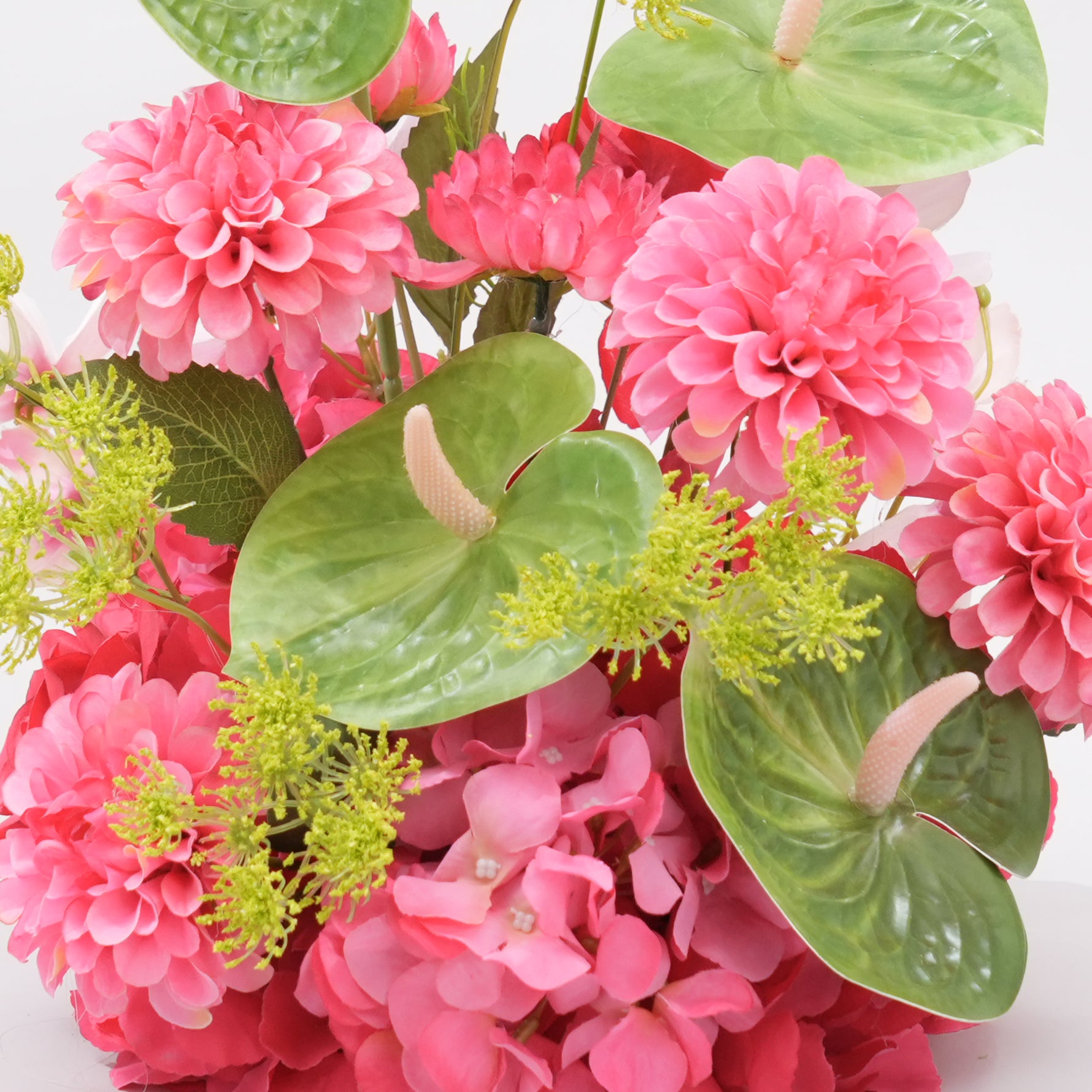 vibrant‑pink‑silk‑flower‑centerpiece‑white‑vase‑wedding‑table‑setting