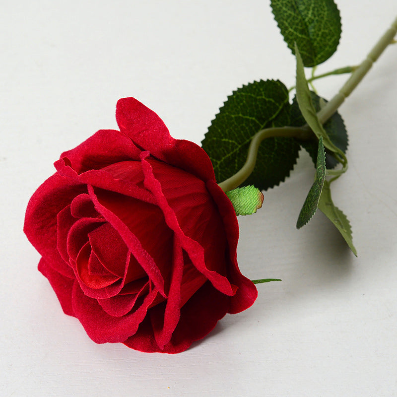 red_rose_bouquet_styled_scene
