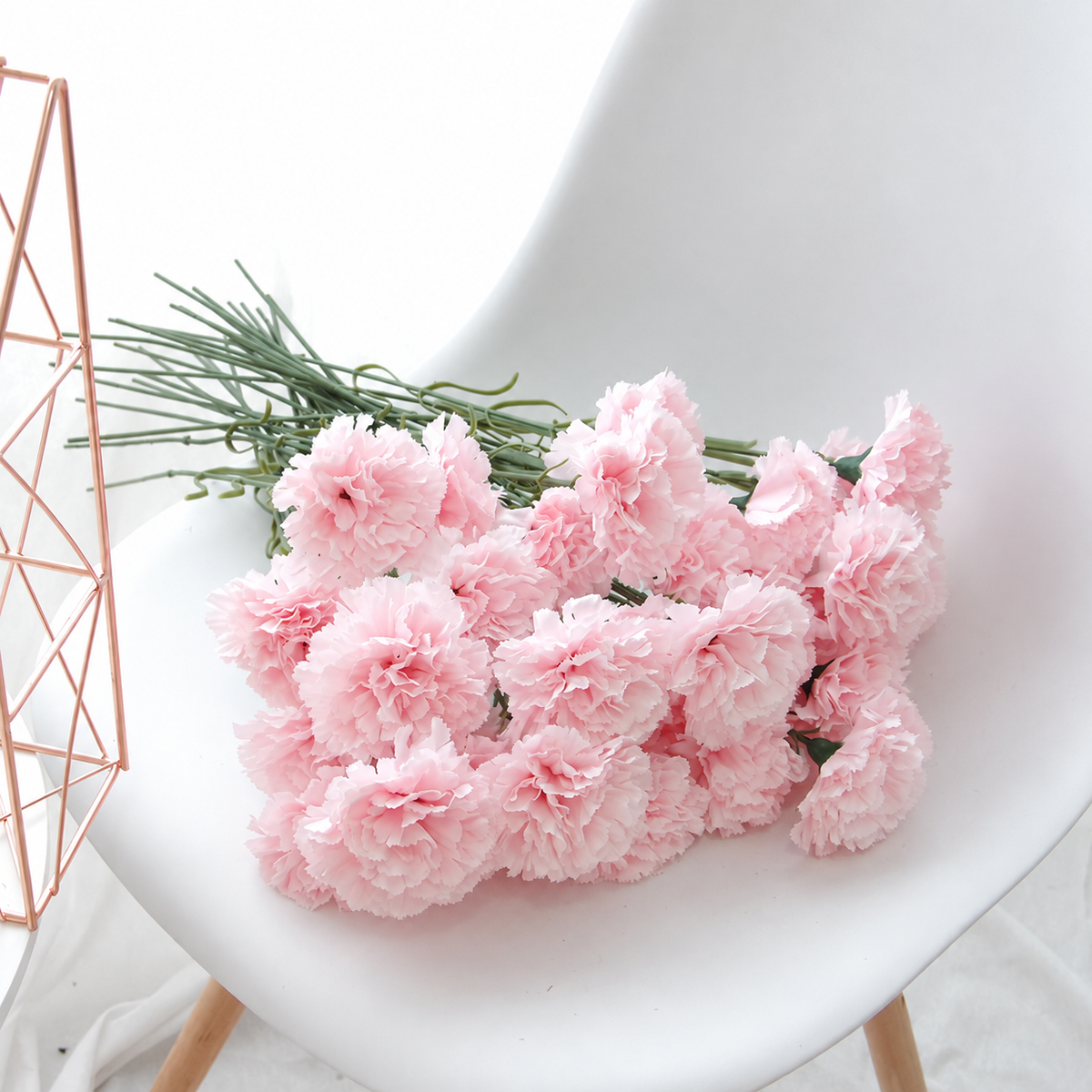 cream_carnation_vase_display