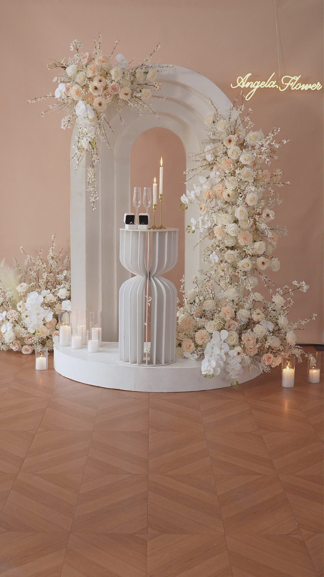 Warm beige tone floral arrangement for minimalist wedding theme