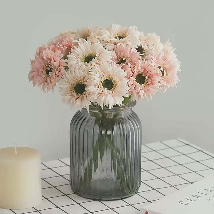 red_white_gerbera_close_composition