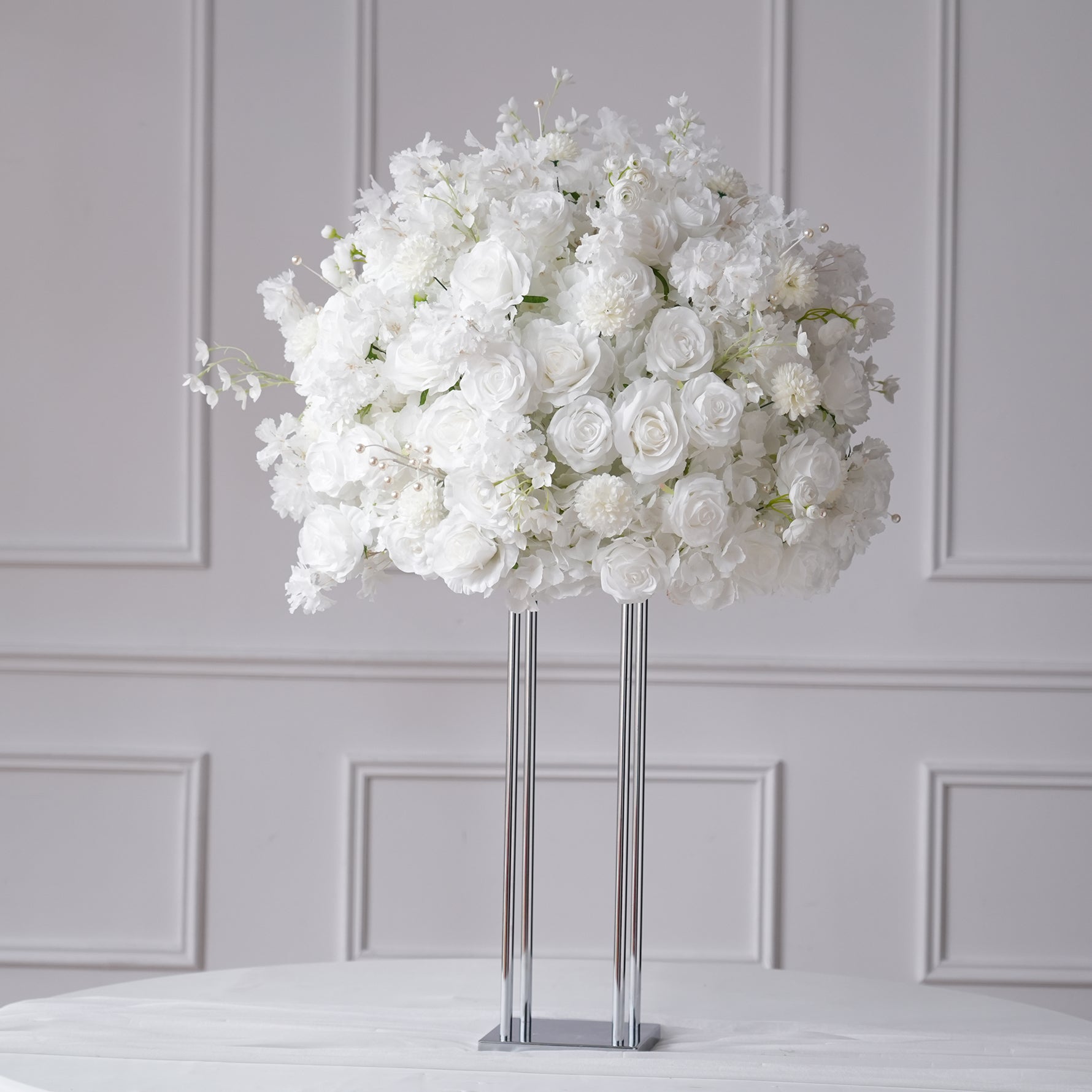 Refined White Floral Table Installation with Romantic Style